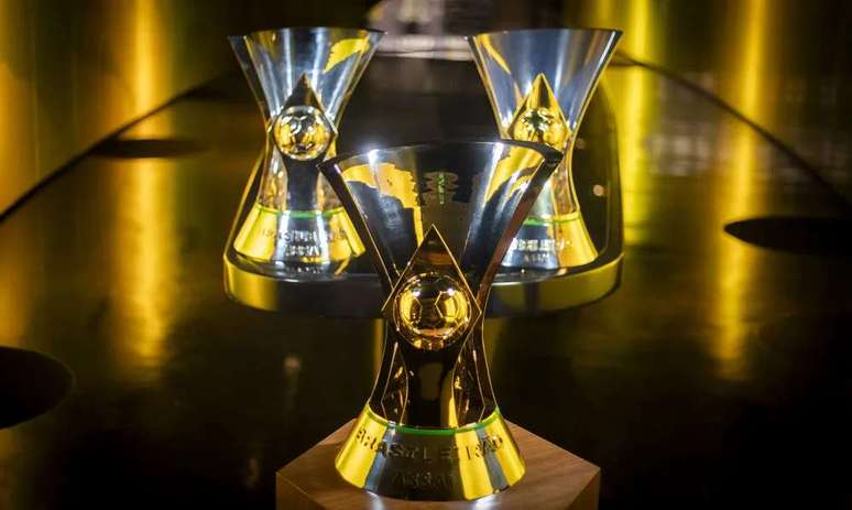 Imagem mostra taça do Campeonato Brasileiro. 