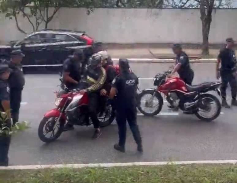 Agentes da Prefeitura e GCM realizam apreensão de motocicletas que estariam operando pelo aplicativo 99, considerado clandestino pela administração municipal.