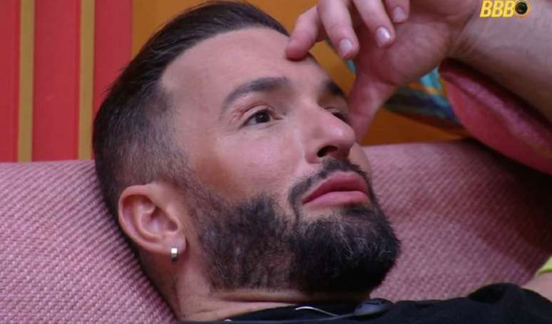 Julietto, é você? Diego Hypólito se sente excluído pelos brothers em festa do 'BBB 25' e desabafa com a irmã: 'A gente é chato'.