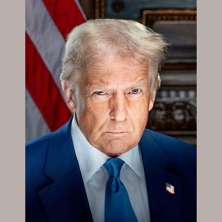 Donald Trump vestindo terno azul e gravata em seu retrato oficial