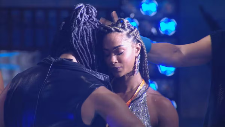 Aline e Diogo Almeida fazem dança sensual na pista da Festa do BBB25