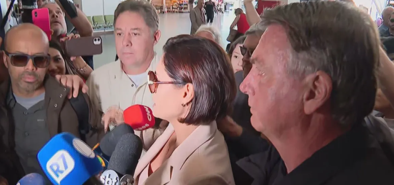 Michelle ao lado de Bolsonaro no Aeroporto de Brasília 