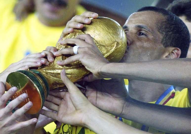 Rivaldo foi eleito o melhor jogador da Copa do Mundo em 2002.