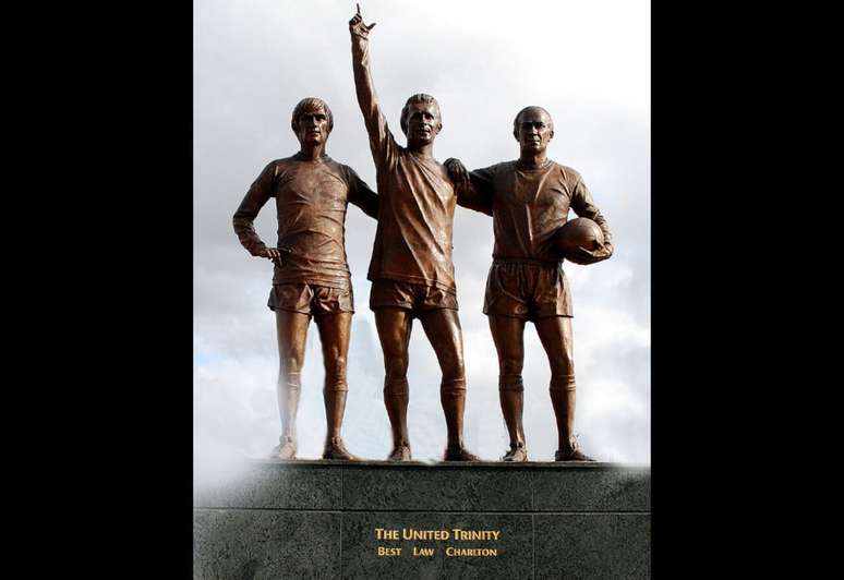 Estátua que homenageia a ‘santíssima trindade’ do United: Best, Lae e Charlton –