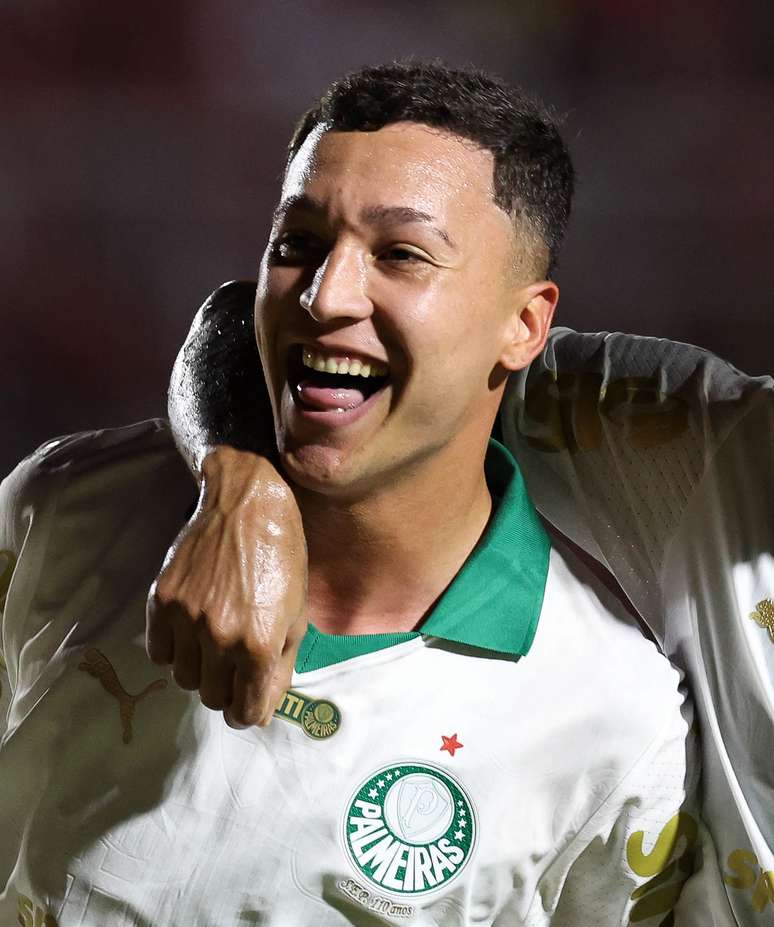 O jovem Thalys comemora seu primeiro gol pela equipe do Palmeiras 