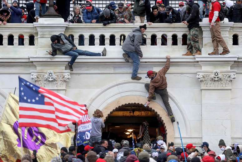 Apoiadores de Trump invadiram o Congresso dos EUA em 6 de janeiro de 2021