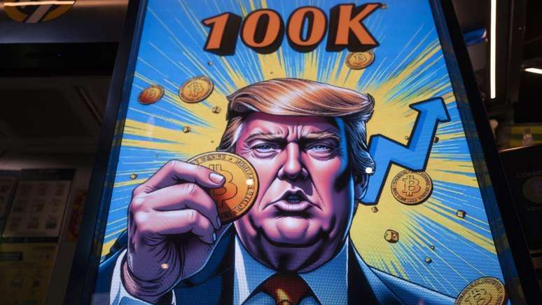 Desenho de Donald Trump segurando um bitcoin 