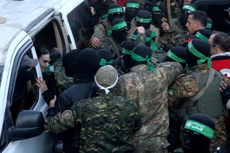 Ref&eacute;m libertada pelo Hamas 