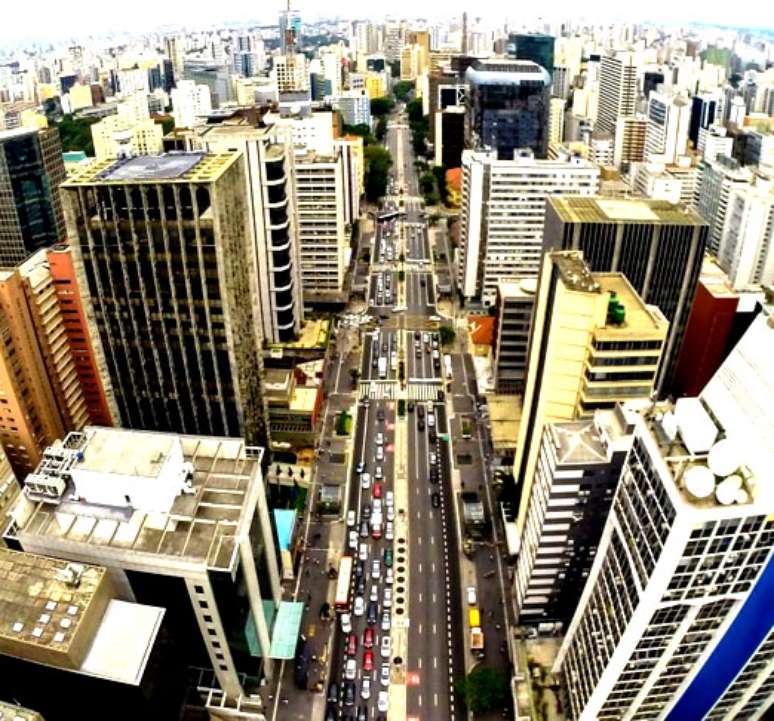 Imagem mostra Avenida Paulista, grande marco e ponto turístico da cidade. 
