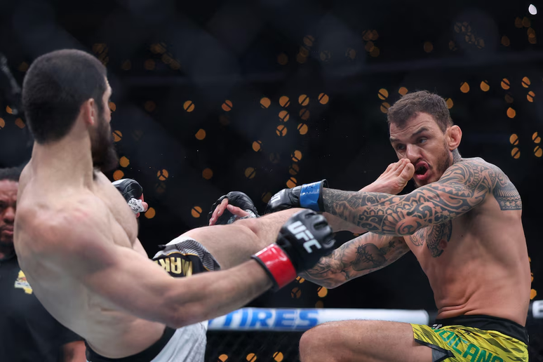 Islam Makhachev (esq) supera Renato Moicano (dir) e mantém cinturão no UFC 311