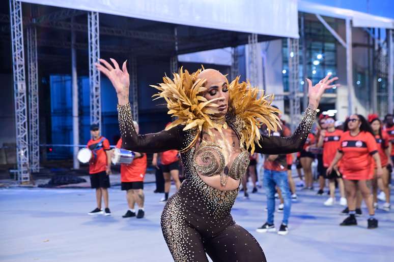 Pepita surge careca para ensaio tecnico a frente da bateria da Unidos de São Lucas no Sambódromo do Anhembi em São Paulo