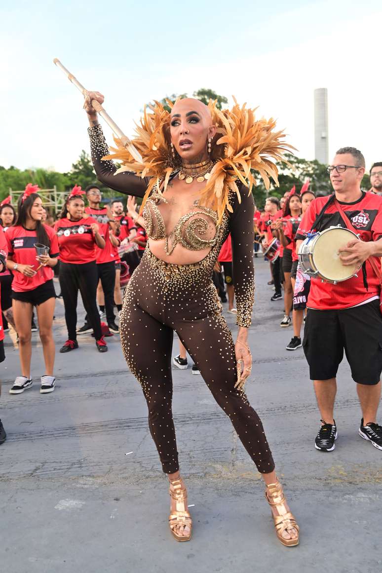 Pepita surge careca para ensaio tecnico a frente da bateria da Unidos de São Lucas no Sambódromo do Anhembi em São Paulo