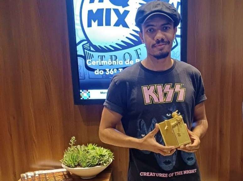 Isaque Sagara com Troféu HQ Mix recebido pela obra As Confissões da Bahia em Quadrinhos.