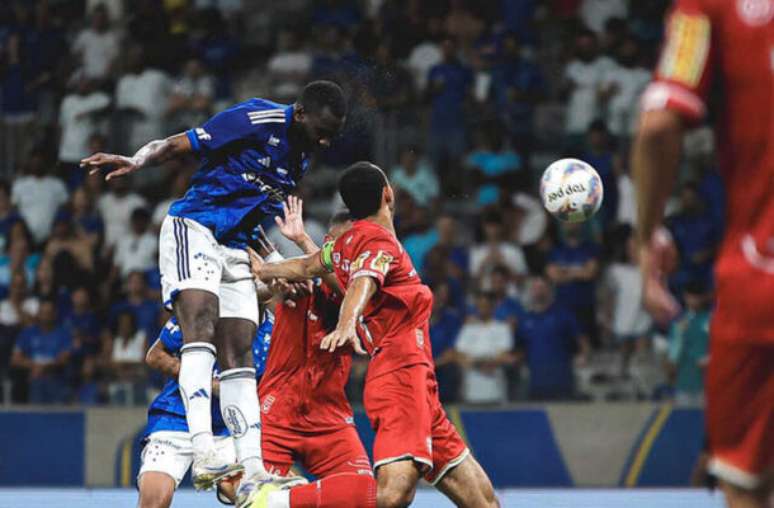 Gustavo Martins/ Cruzeiro - Legenda: Bolasie cabeceia para fazer o gol da vitória do Cruzeiro