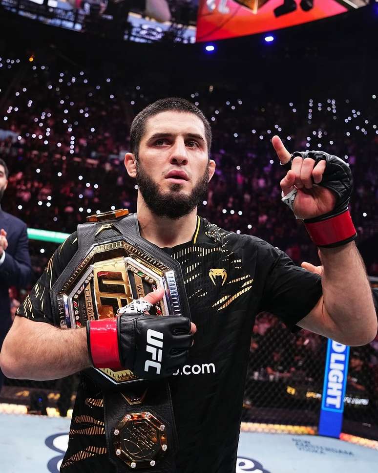 Islam Makhachev segue campeão dos leves do UFC 