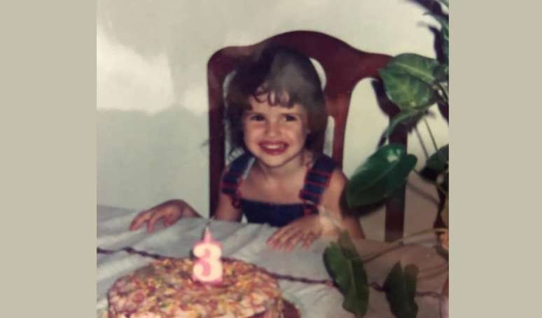 Lá pelos anos 1990, essa menininha com sorriso estampado no rosto passou por alguns momentos conturbados na infância. Adivinhou quem é?.