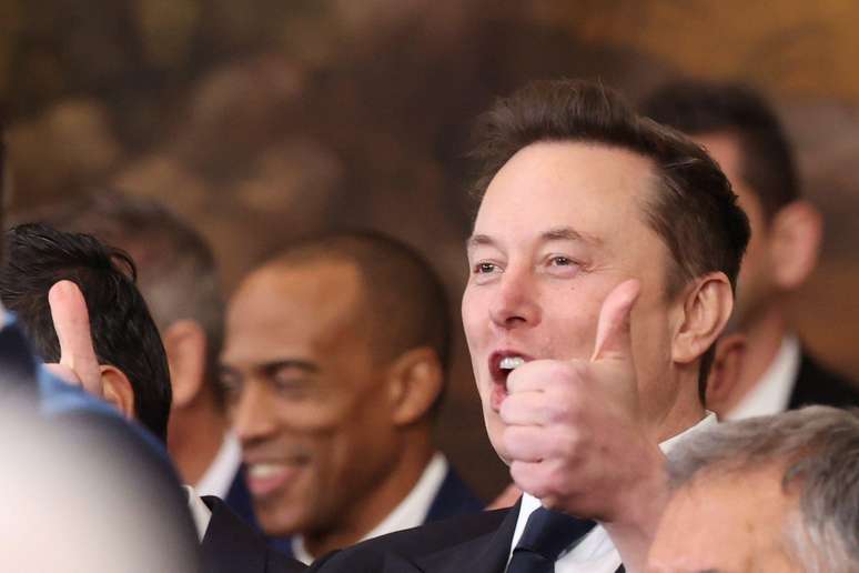 O CEO da Tesla e proprietário do X, Elon Musk, gesticula enquanto o presidente dos EUA, Donald Trump, faz seu discurso de posse