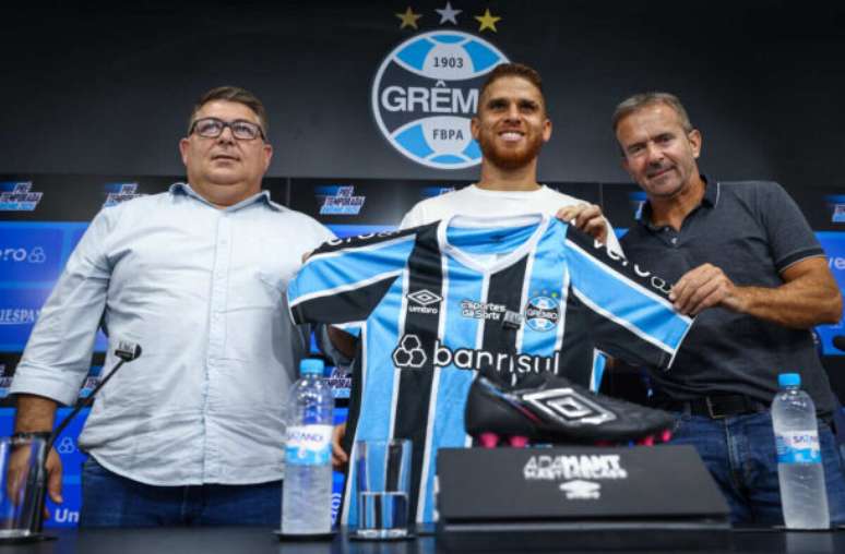 Fotos: Lucas Uebel / Grêmio TV - Legenda: O colombiano Gustavo Cuellar foi apresentado como o novo camisa 6 do Grêmio