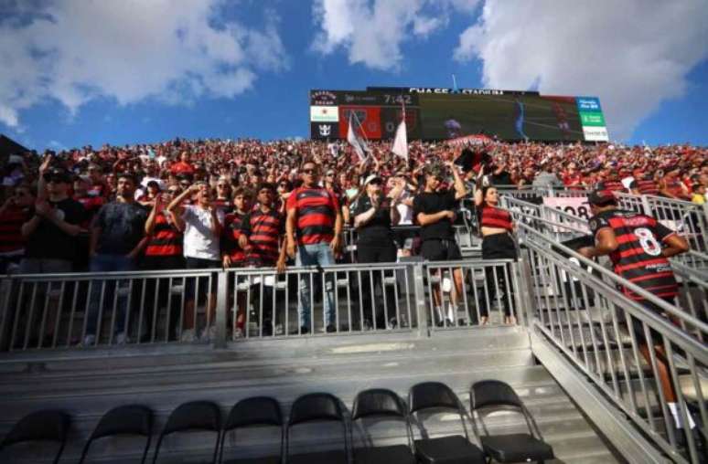 Foto : Gilvan de Souza / CRF - Legenda: Torcida do Flamengo na Flórida. acompanha um empate insosso com o São Paulo