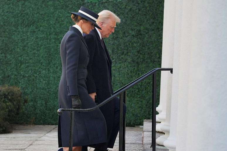 O presidente eleito Donald Trump e sua esposa Melania chegam para um culto na Igreja de St. John