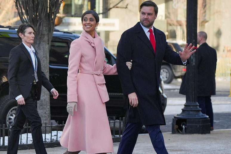 O vice-presidente eleito J.D. Vance e sua esposa Usha chegam para o culto