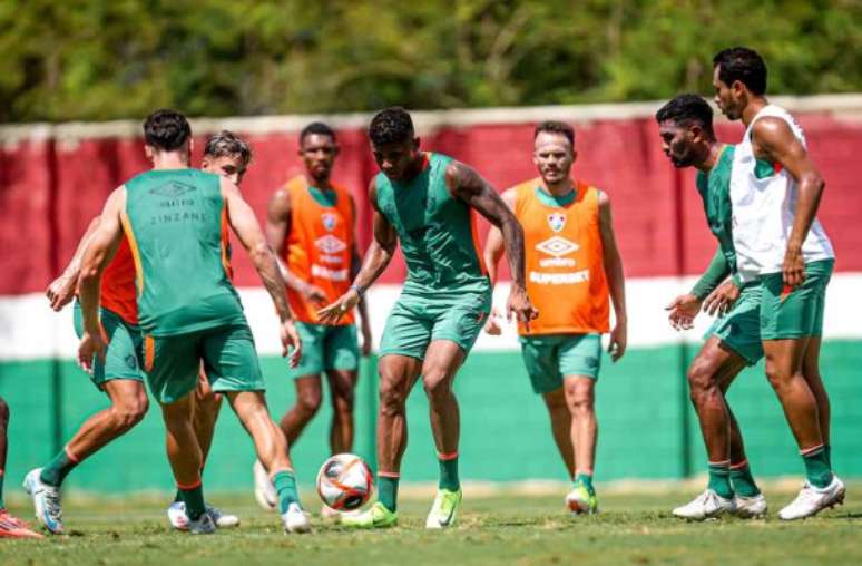 - Marina Garcia/Fluminense - Legenda: Elenco do Fluminense durante treinamento nesta segunda-feira no CT Carlos Castilho