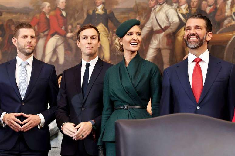 Da esquerda para direita: o filho do presidente, Eric Trump, vice-presidente executivo da Trump Organization Inc.; Jared Kushner, ex-conselheiro sênior da Casa Branca; Ivanka Trump, filha do mandatário e ex-conselheira sênior de Donald Trump, e Donald Trump Jr., vice-presidente executivo de desenvolvimento e aquisições da Trump Organization Inc.