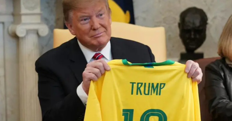 Trump recebeu camisa do Brasil com seu nome em visita de Bolsonaro aos EUA em 2019