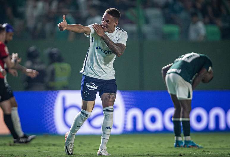 Robert comemora gol contra o Goiás 