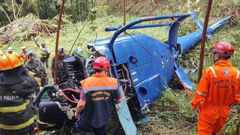 Bombeiros e Defesa Civil participam do resgate após queda de helicóptero em Caieiras