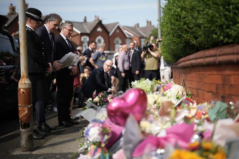 V&iacute;timas s&atilde;o homenageadas em vig&iacute;lia realizada em Southport, Inglaterra (Getty Images)
