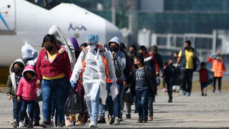 A deportação em massa implicaria um aumento nos voos para países que recebem essas pessoas