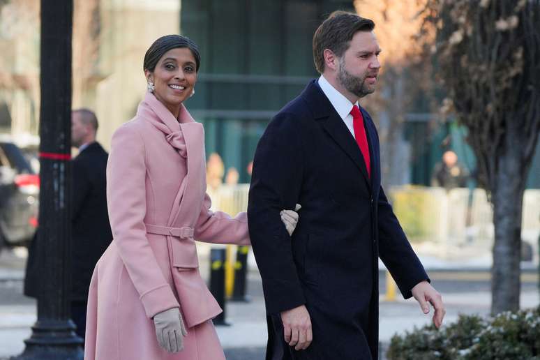 O vice-presidente eleito dos EUA, JD Vance, e sua esposa Usha Vance chegam para um culto na Igreja de St. John no dia da posse do segundo mandato presidencial de Donald Trump em Washington, EUA, 20 de janeiro de 2025.