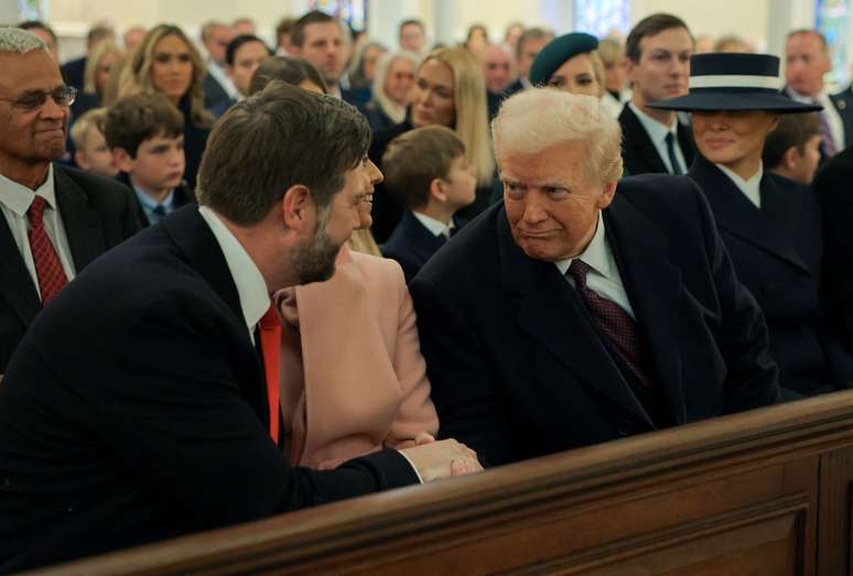O presidente eleito dos EUA, Donald Trump, cumprimenta o vice-presidente eleito dos EUA, JD Vance, enquanto eles participam de um culto na Igreja de St. John no dia da posse de seu segundo mandato presidencial em Washington, EUA, 20 de janeiro de 2025. 