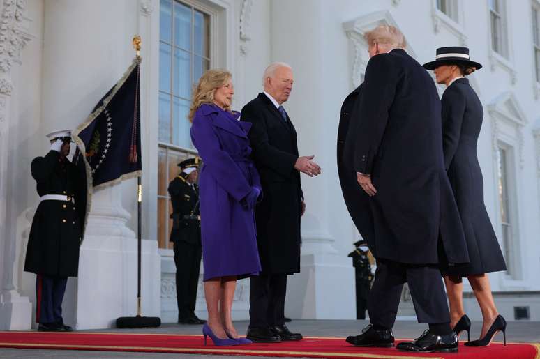 O presidente eleito dos EUA, Donald Trump, e sua esposa Melania Trump se encontram com o presidente dos EUA, Joe Biden, e a primeira-dama Jill Biden no dia da posse do segundo mandato presidencial de Donald Trump em Washington, EUA, em 20 de janeiro de 2025.