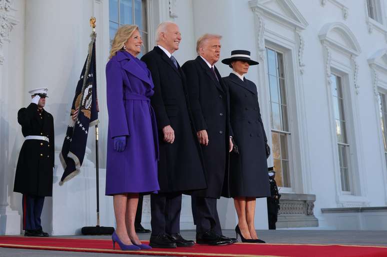 O presidente eleito dos EUA, Donald Trump, e sua esposa Melania Trump posam para uma foto com o presidente dos EUA, Joe Biden, e a primeira-dama Jill Biden no dia da posse do segundo mandato presidencial de Donald Trump em Washington, EUA, 20 de janeiro de 2025. 