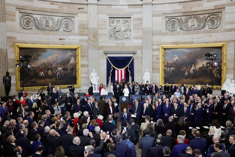 Convidados comparecem &agrave; posse presidencial de Donald Trump na Rotunda do Capit&oacute;lio dos EUA em Washington, EUA, 20 de janeiro de 2025. 