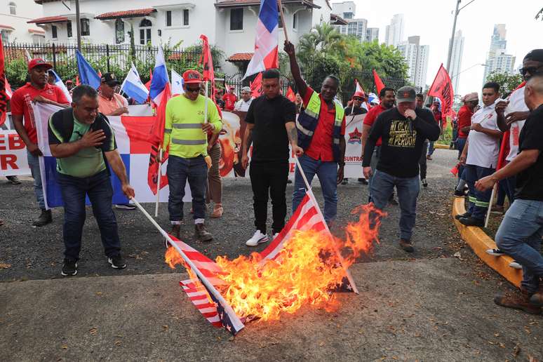 Membros do sindicato queimam bandeiras dos EUA durante um protesto contra o presidente dos EUA, Donald Trump, do lado de fora da Embaixada dos Estados Unidos, na Cidade do Panam&aacute;, Panam&aacute;, 20 de janeiro de 2025