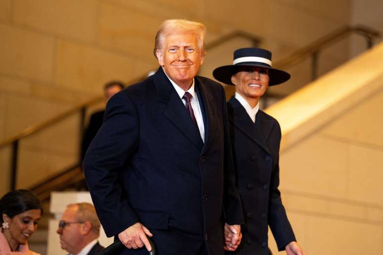 O presidente Donald Trump e a primeira-dama Melania Trump chegam para discursar para convidados e apoiadores em uma sala lotada no Emancipation Hall do Capit&oacute;lio dos EUA para sua cerim&ocirc;nia de posse em Washington, D.C., na segunda-feira, 20 de janeiro de 2025. 