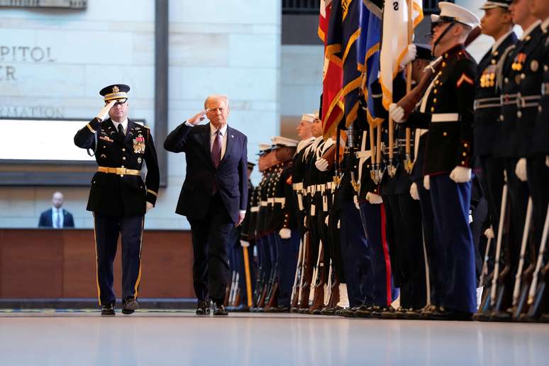 Donald Trump vistoria tropas dos Estados Unidos como protocolo de posse nesta segunda-feira, 20