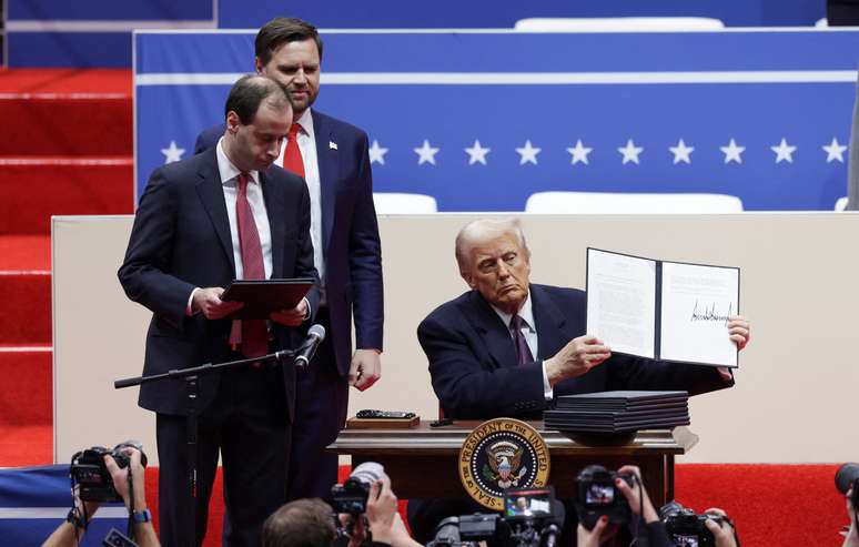Trump assina decretos que revogam medidas do governo de Joe Biden