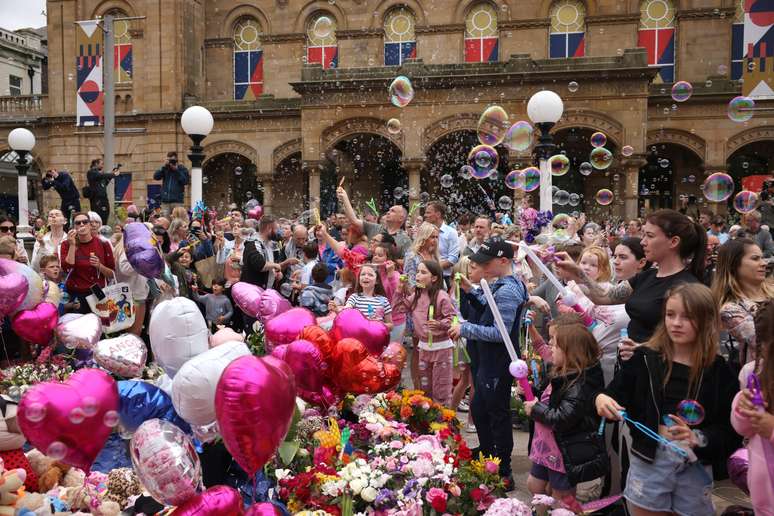 V&iacute;timas s&atilde;o homenageadas em vig&iacute;lia realizada em Southport, Inglaterra (Getty Images)