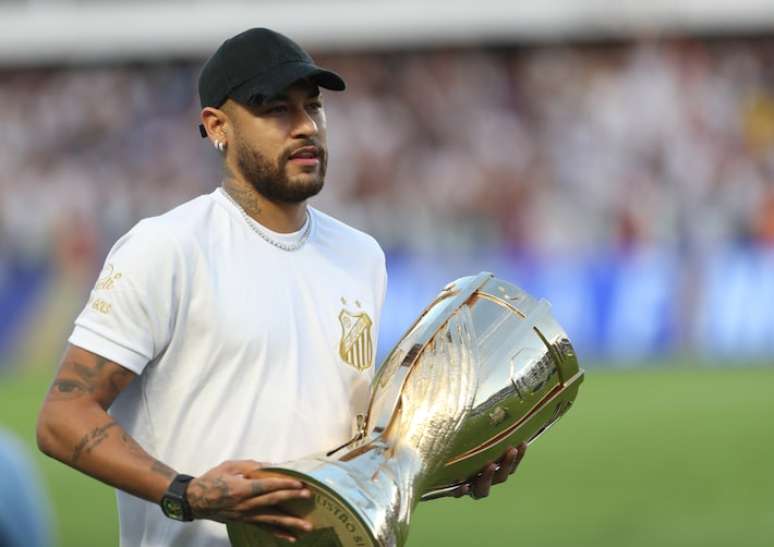 Neymar entrou em campo com a taça do Paulistão 2024 antes do primeiro jogo da final do estadual, contra o Palmeiras, na Vila Belmiro.