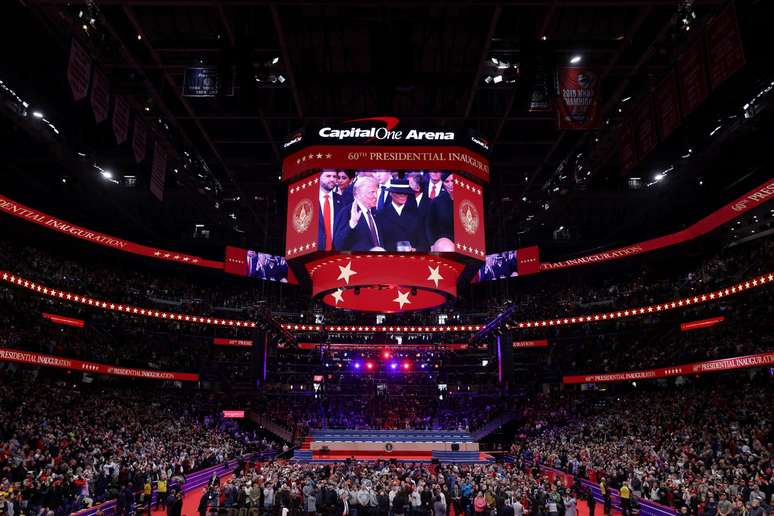 Posse foi transmitida em telões na arena Capital One