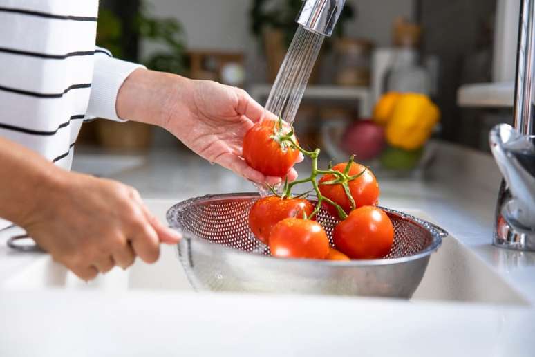 É importante realizar a higienização correta dos alimentos antes do preparo das refeições 