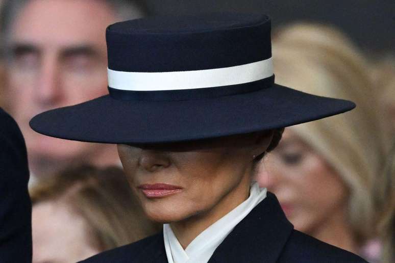 Chapéu azul-marinho de Melania foi o protagonista do traje da primeira-dama