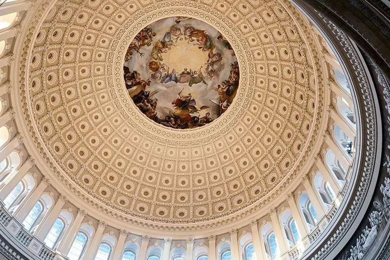 Vista do teto da Rotunda do Capitólio dos Estados Unidos onde foi realizada a cerimônia de posse de Donald Trump