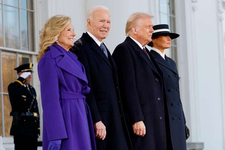 A primeira-dama Jill Biden, o agora ex-presidente dos EUA, Joe Biden, o novo presidente dos EUA, Donald Trump, e a primeira-dama Melania Trump antes de sua posse, na Casa Branca