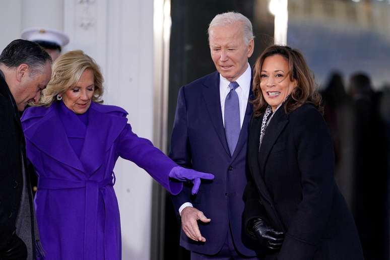 O presidente dos EUA, Joe Biden, a primeira-dama Jill Biden, a vice-presidente dos EUA, Kamala Harris, e seu marido, Doug Emhoff, na Casa Branca