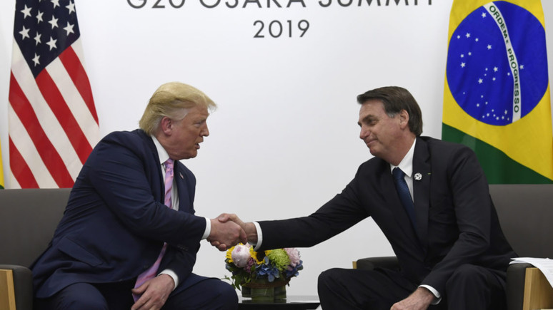 Bolsonaro parabeniza Donald Trump pela posse presidencial